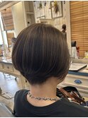 前髪無しショートボブ白髪ぼかしハイライト