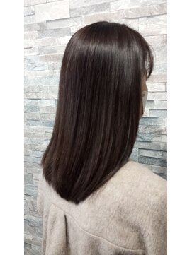 大人女性のツヤサラセミロング