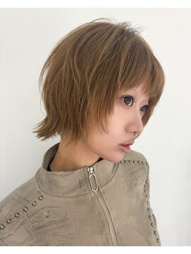 ノラ ウメダ(NORA UMEDA) グランジY2Kカラーレイヤーカットショートボブブラウンカラー