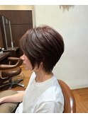 「小顔見えを叶える艶ブラウン丸みショート」