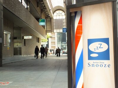 三宮センター街、みずほ銀行を曲がってすぐ『Snooze』が見えます