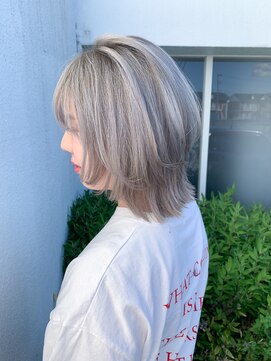 アン シュシュ(un chouchou) シャドールーツを施したブロンド