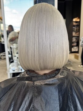 エイチ(H) xブリーチ/イメチェン/ホワイトブロンド/外ハネボブ/美髪/