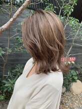 【脱・白髪染め】白髪をデザインに変える贅沢。透明感と明るさを纏う、最新の白髪ぼかしハイライト