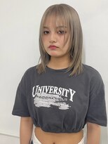 ヘアー アレス(hair ales)&nbsp;シルバーブロンド　ミディアムレイヤー　シルバー　y2k