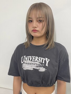 ヘアー アレス(hair ales) シルバーブロンド　ミディアムレイヤー　シルバー　y2k