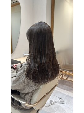 透明感たっぷり◎オリーブベージュカラー