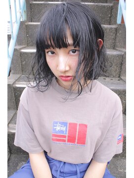 ティティ(TiTi) 切りっぱなしボブくすみブルー[TiTi_栗林れい]