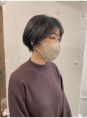 暗めでも透明感☆耳もかけられる丸みショート