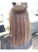 赤み消しカラー透明感シルキーベージュストレートミディアム