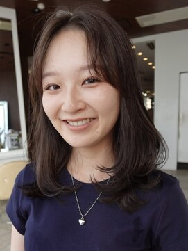 ビュートリアム 七里ヶ浜(BEAUTRIUM) くびれミディアムレイヤーと透明感カラー【福井ユウリ湘南鎌倉】