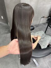 パヤパヤした髪も絹のように滑らかに。素髪のような自然で上品な艶髪へ！酸性ストレートで髪質改善！