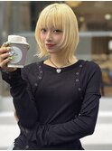 顔まわりウルフボブ×ペールブロンド×カフェ