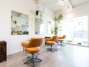 アンリ(anri)の写真/【生駒駅から徒歩6分】裏通りの静かな場所にある“hair salon anri”でリラックスTIMEをお過ごしください♪