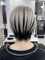 ロウル 渋谷(LOWRL)&nbsp;ホワイト×ブラック/ブリーチ/ショートヘア