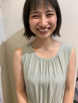 カーム(calm) ★外ハネボブ大人グレージュ前髪小顔カットモテ髪