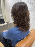 大人カジュアルなレイヤーミディアム×ゆるふわパーマ