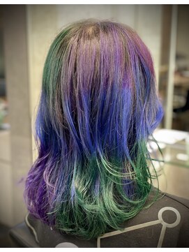 キャラ シャローネ 池袋(Chara Chalone) ハイライトグリーンブルーパープルレイヤーカットな個性派ちゃん