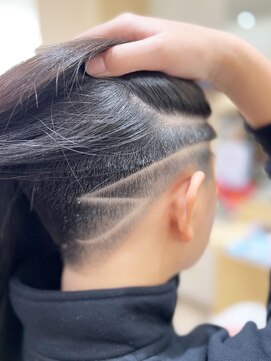 デザイニングヘアードゥ(designing hair Deux) レディースフェードマンバンバリアート・ラインアート