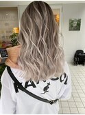 夏のトレンド外国人風バレイヤージュとホワイトベージュのロング