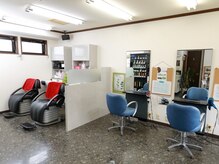 ヘアサロン エフ(HAIR SALON 1/F)の雰囲気（セット面とシャンプー設備が見渡せる、明るい店内）