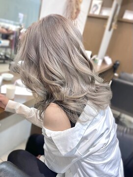 ディア(.eer) 夏にむけてのハイトーンカラー☆ミルクティーグレージュ/心斎橋