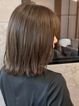 エルダーズバイユーレルム(L:der's by u-realm) 【白髪染めを使わない白髪染め】で染めた外はねミディ