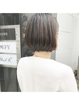 デフィー(DEFY) ハイライト前下がりボブ