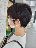 ボリュームを押さえたタイトなショートスタイル
