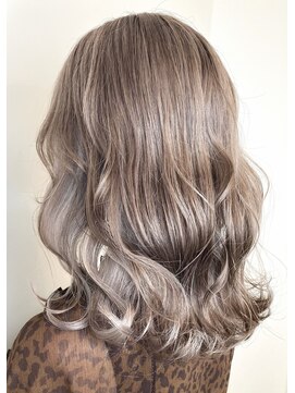 アダリル 川越(aDALil) ベージュカラー×ホワイトシルバーカラー