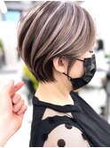 ミルクティーベージュダブルカラーハイライトショートヘア