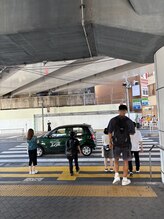 東西線浦安駅の改札口を出たら、パン屋さんを過ぎ右側にある横断歩道をわたり、【右】に曲がります。