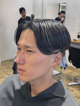 ザデイ カットアンドカルチャーショップ(THE DAY CUT&CULTURE SHOP) テーパーフェード×センターパート【ハイライト】