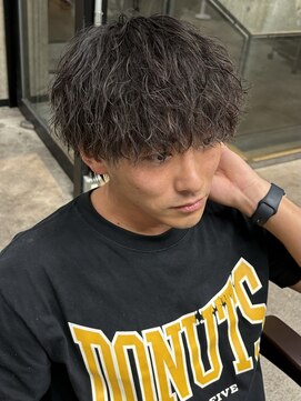 ツイストスパイラルパーマ　マッシュ　メンズ　刈り上げ　眉毛