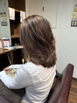 ミディアムレイヤーカット×グレージュ