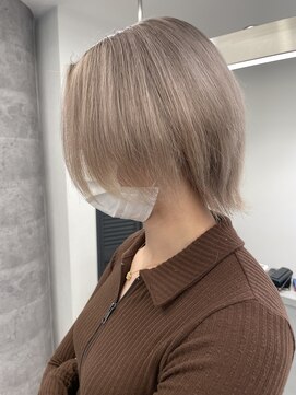 ルーブ トウキョウ(Loob. TOKYO) ホワイトミルクティー、外はねボブ、ハイトーンカラー、池袋