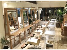 スプリング バイ ラシク(spring by Rasiku)の雰囲気（広い待合、広い店内、駐車場8台）