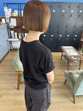 ブーム(BOOM) ベージュ×切りっぱなしボブ