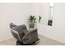 広めのリクライニングチェアで、長時間施術でも身体の負担を軽減