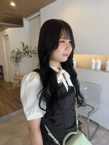 ウタリ(utari)&nbsp;光で変わる、透け感たっぷり暗髪カラー