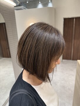 ハロウ 天神(Halou) ボブが活きる白髪ぼかしハイライト