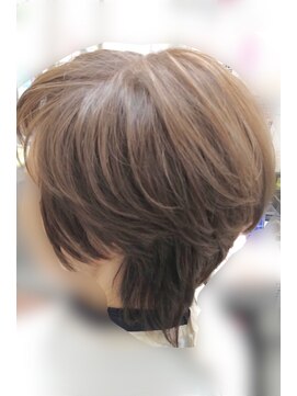 キスミー プラス(Kiss me +) V字カットと明るめの白髪カラー