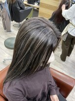 ジゼル(gisele)&nbsp;(稲毛)ハイライトコームで作る白髪ぼかしハイライト