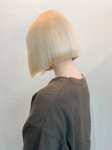 《切りっぱなしボブ×ブロンドカラー》ケアブリーチを使用し髪への負担を軽減したブリーチカラー/ブリーチ