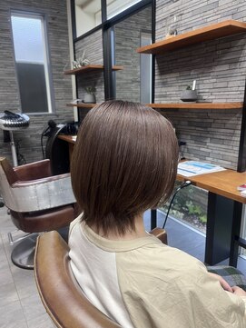 モスト ブリヤン(MOST BURYAN) スモーキーベージュカラー×30代軽めショート