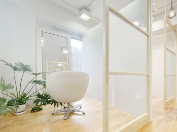 チェルシー 表参道の写真/【個室で施術】脱・縮毛矯正！自社開発トリートメント100%で癖毛が伸びるケラチンブローアウト￥12,320