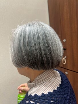 アクセ シルバーヘア×グラデーションカラー似合わせ丸みカット