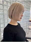 ヘーゼルベージュ顔まわりボブレイヤーハッシュカットハイトーン