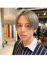 ノラ シブヤ(NORA)&nbsp;NORA【芝原紫温】センターパートハイトーンシルバー