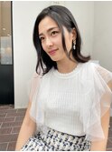 外ハネミディアムで透明感と大人可愛いデザインを